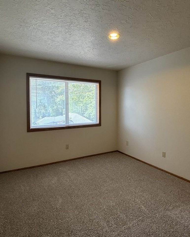 1370 Ferry St Se - Photo 7 of 16
