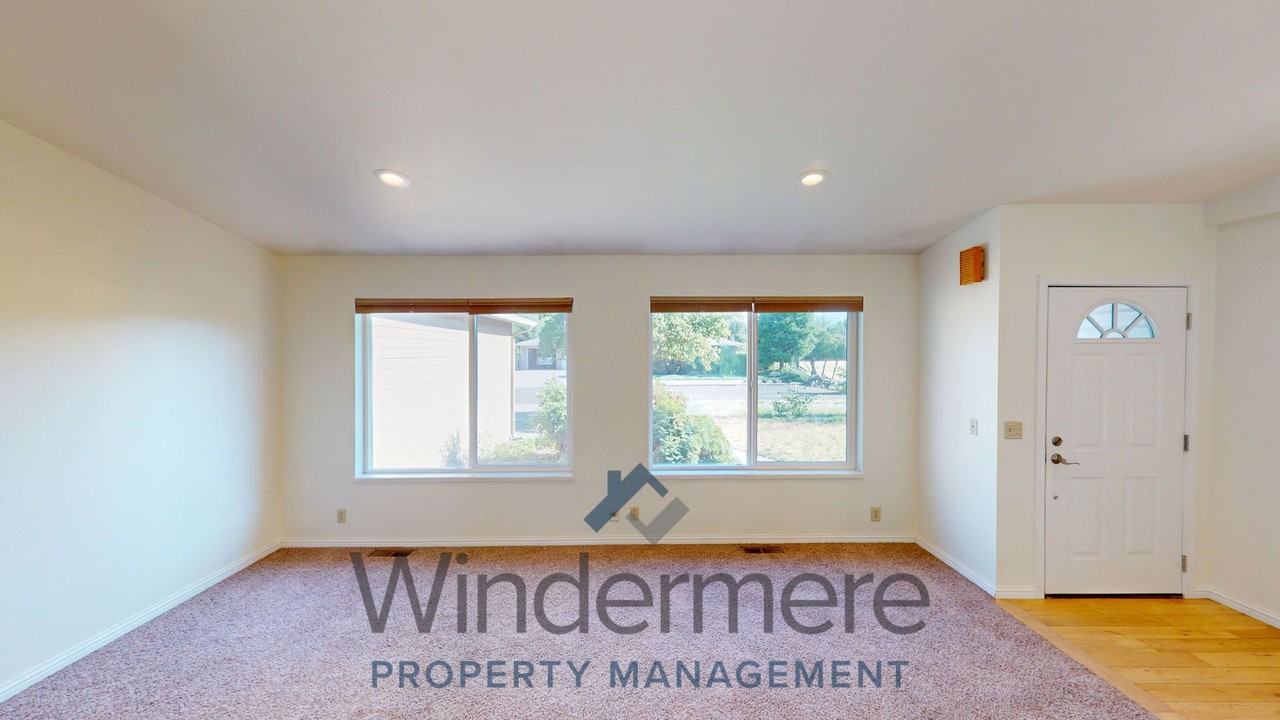 2040 Sunbar St - Photo 2 of 20