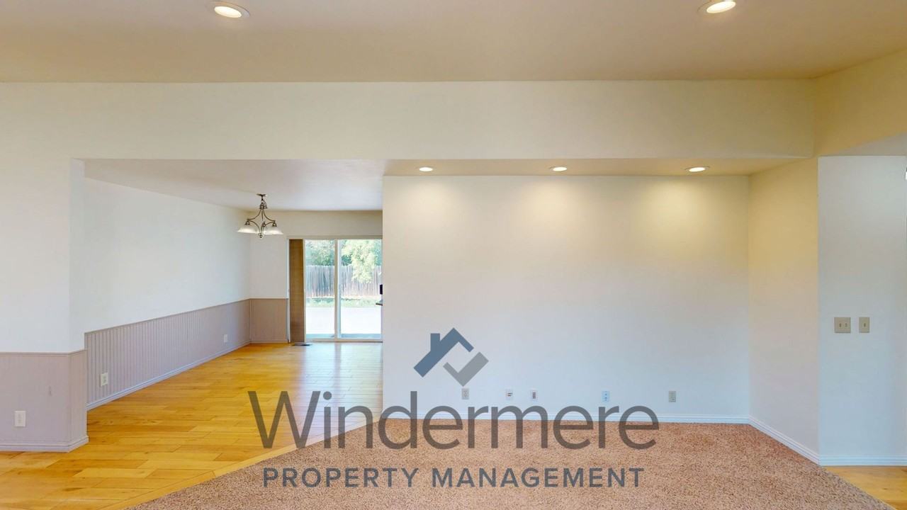 2040 Sunbar St - Photo 4 of 20