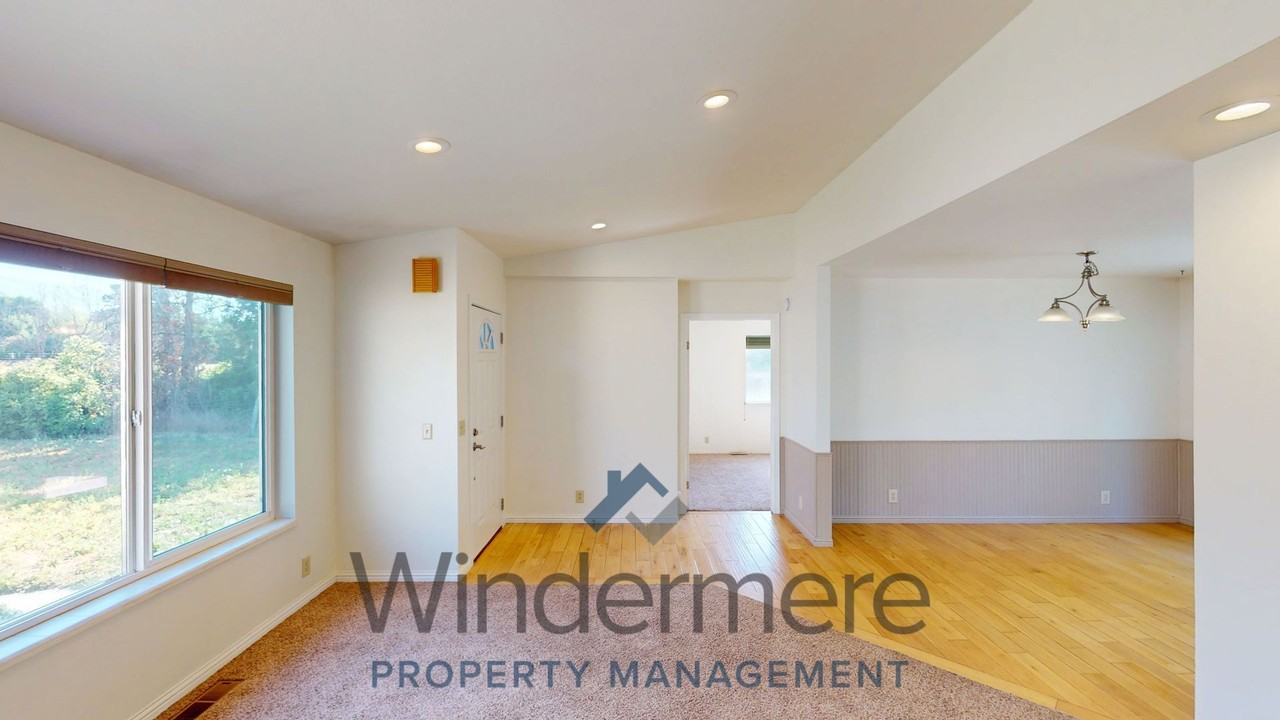 2040 Sunbar St - Photo 5 of 20