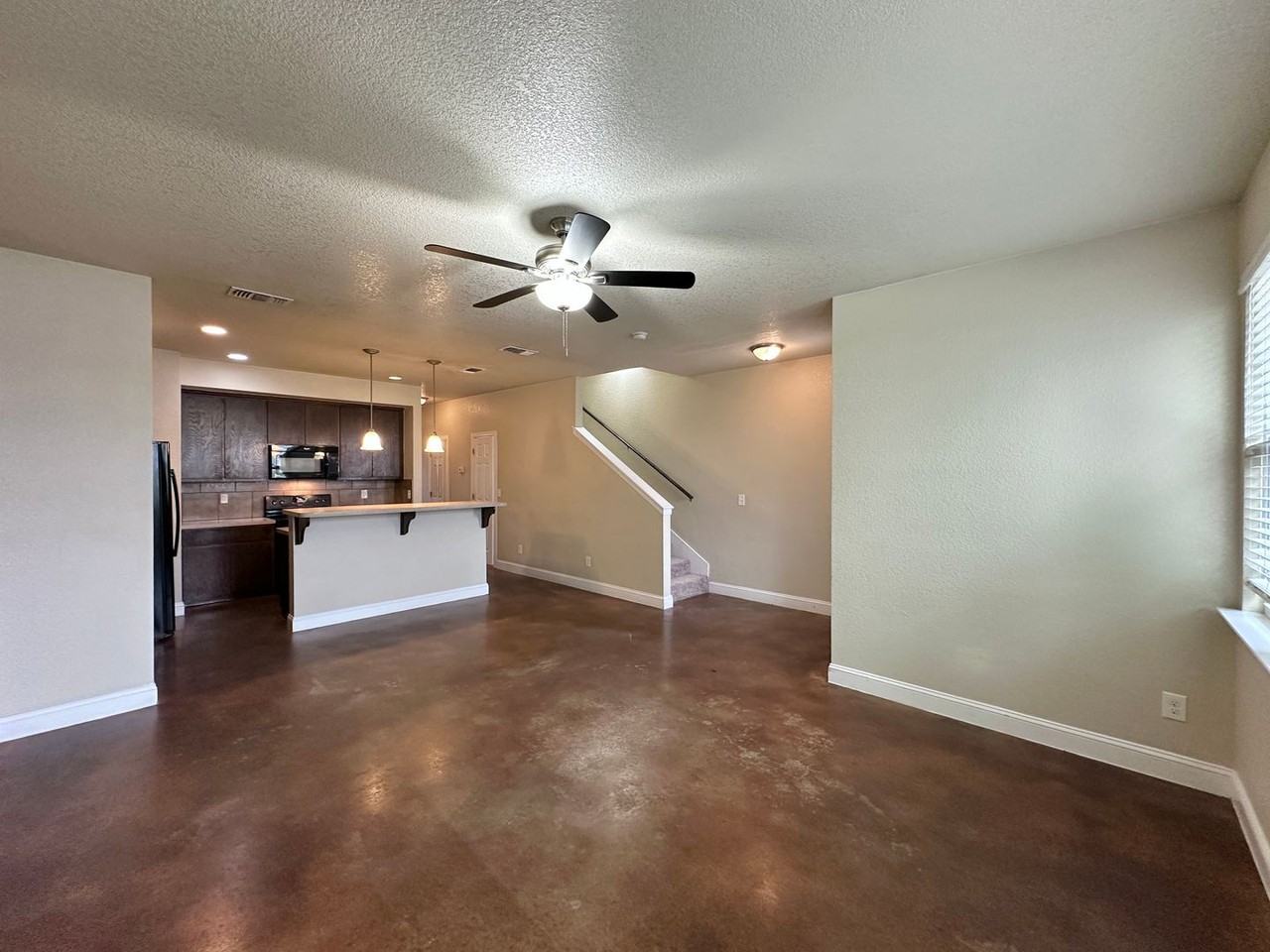 2328 Verna Lee Blvd - Photo 2 of 32