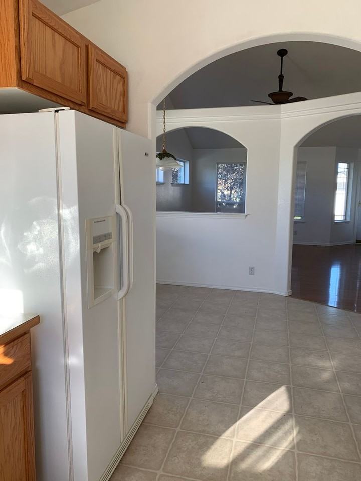 883 N Bainbridge St - Photo 3 of 24