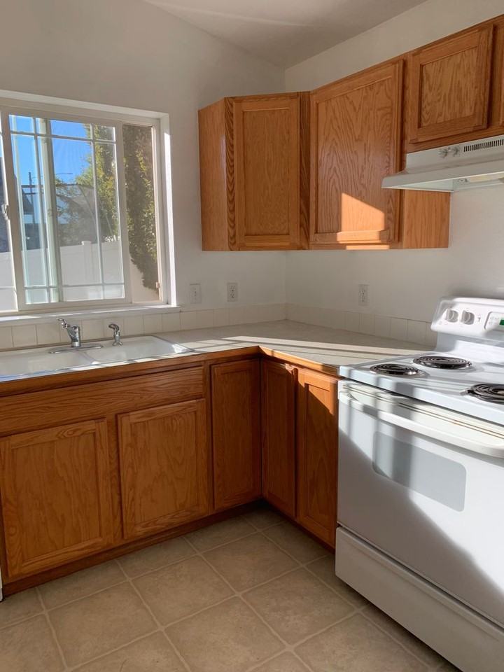 883 N Bainbridge St - Photo 4 of 24