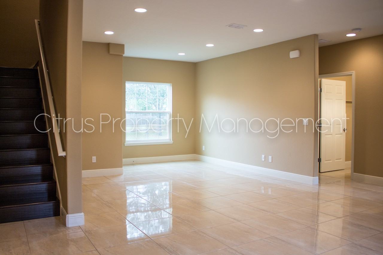 2419 S Shine Ave - Photo 3 of 24