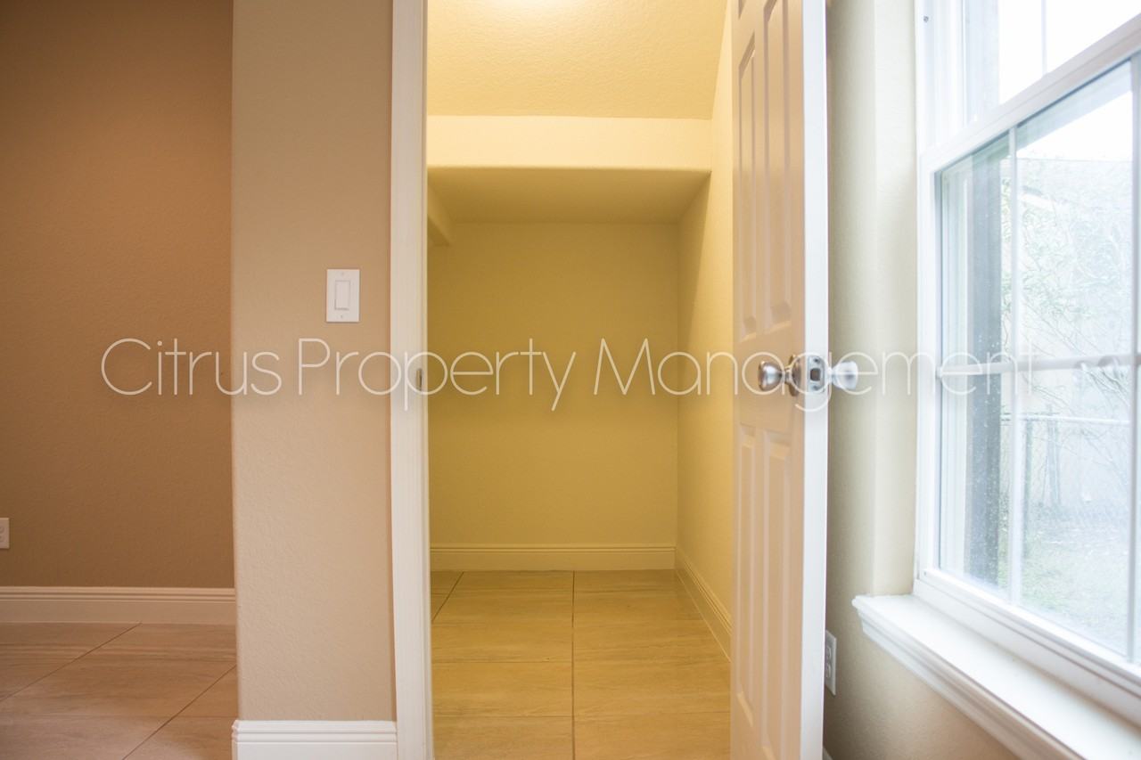 2419 S Shine Ave - Photo 4 of 24