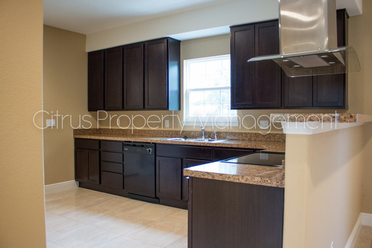 2419 S Shine Ave - Photo 5 of 24