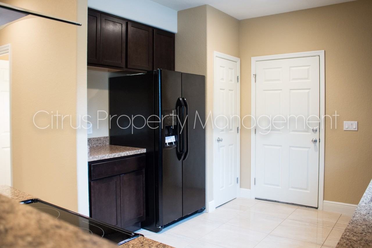 2419 S Shine Ave - Photo 6 of 24