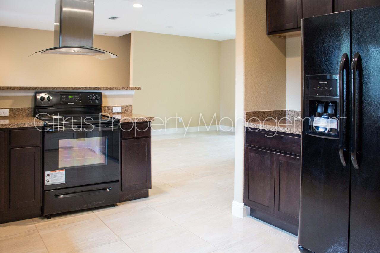 2419 S Shine Ave - Photo 7 of 24