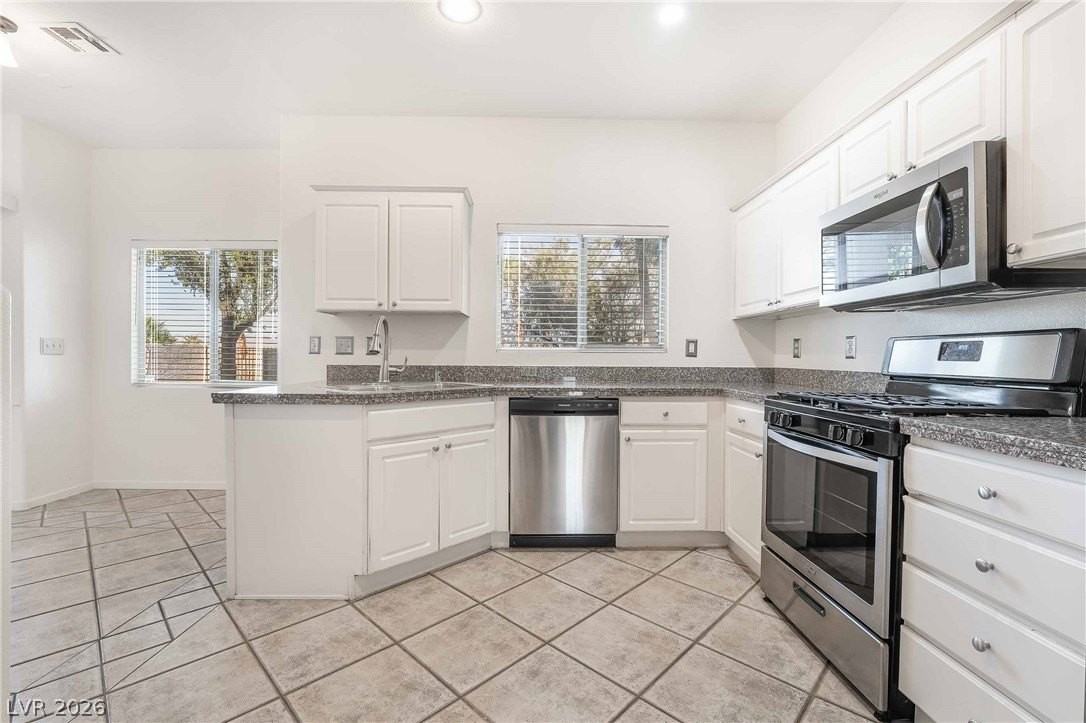 3194 Castle Canyon Ave - Photo 5 of 23