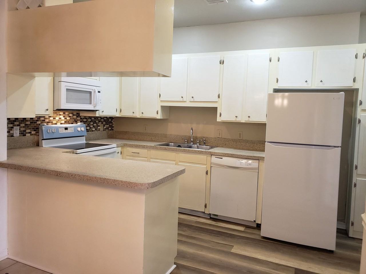 3360 Eastwood Dr - Photo 2 of 17