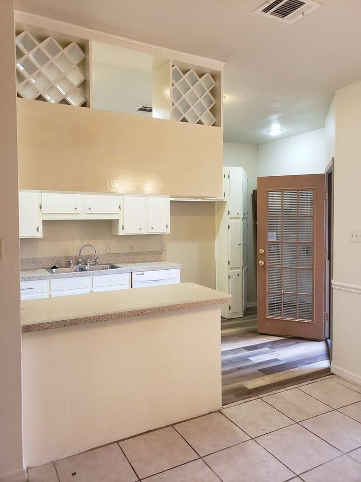 3360 Eastwood Dr - Photo 3 of 17