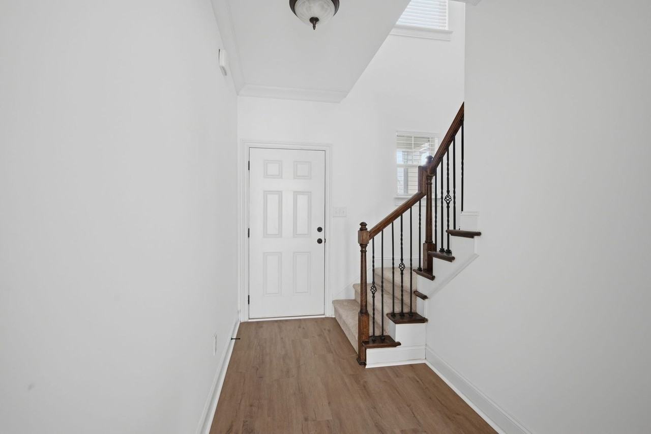5060 Rialto Way - Photo 2 of 26