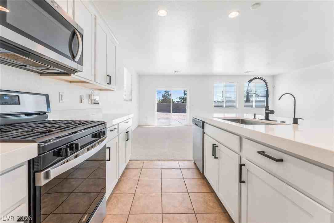 1002 Solemn Cactus Ave - Photo 7 of 23