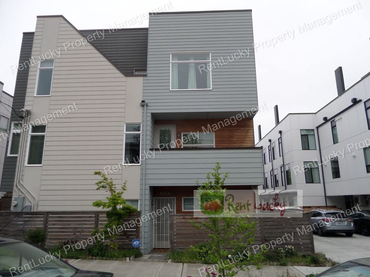 4304 Evanston Ave N - Photo 2 of 33