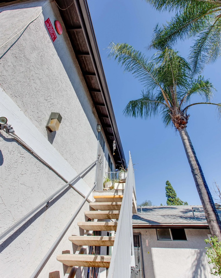 De Luz Apartments - Photo 2 of 3