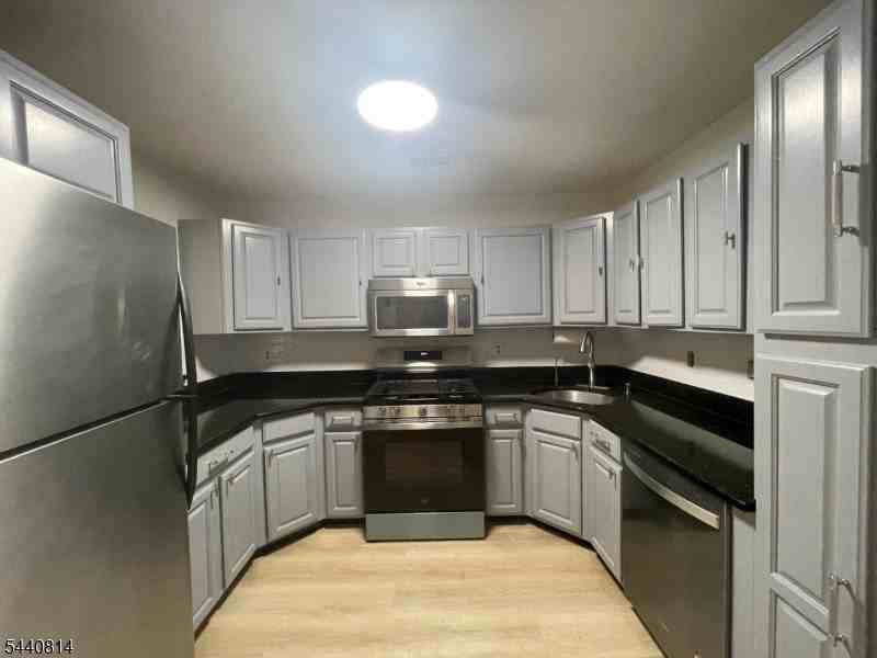 15 Davenport Rd - Photo 3 of 28