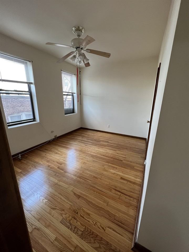 426 78th St #33 - Photo 4 of 5