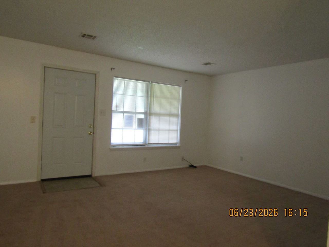 147 Ne Dunlop St - Photo 2 of 26
