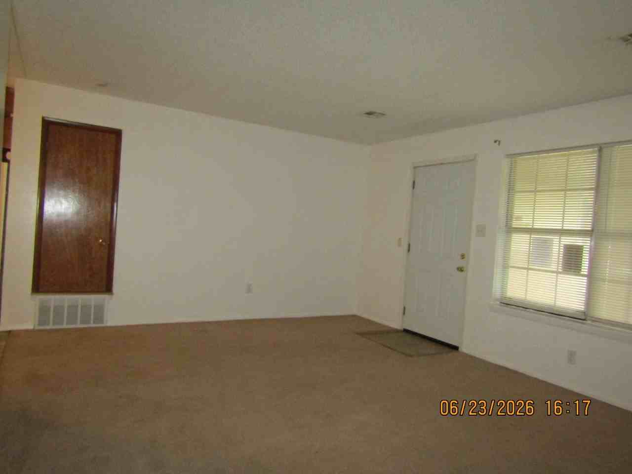 147 Ne Dunlop St - Photo 4 of 26
