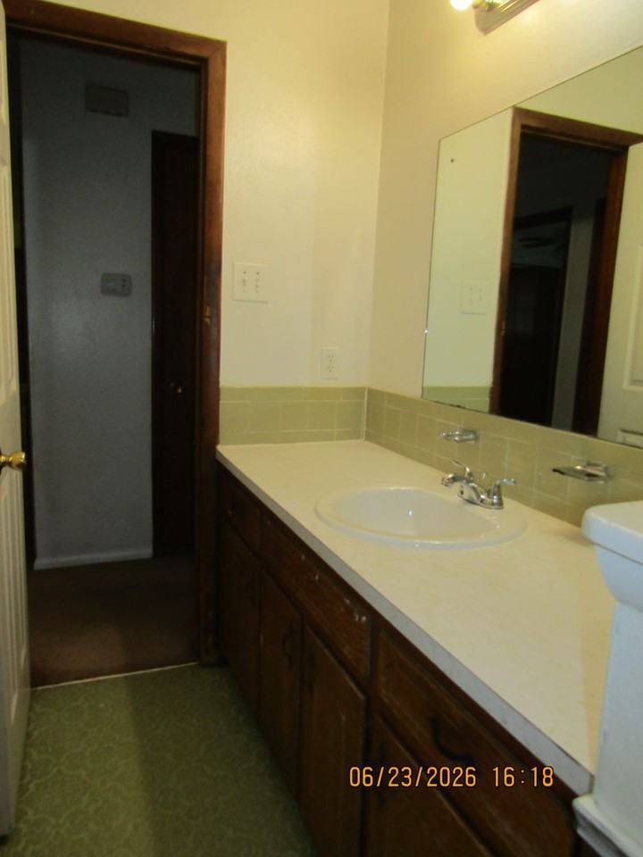 147 Ne Dunlop St - Photo 5 of 26