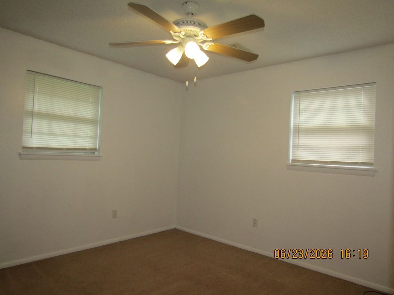 147 Ne Dunlop St - Photo 6 of 26