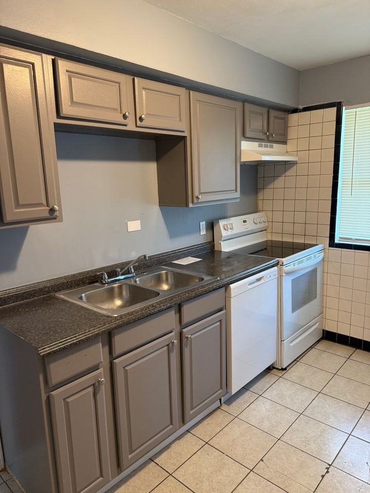 1150 Astoria Dr - Photo 3 of 17