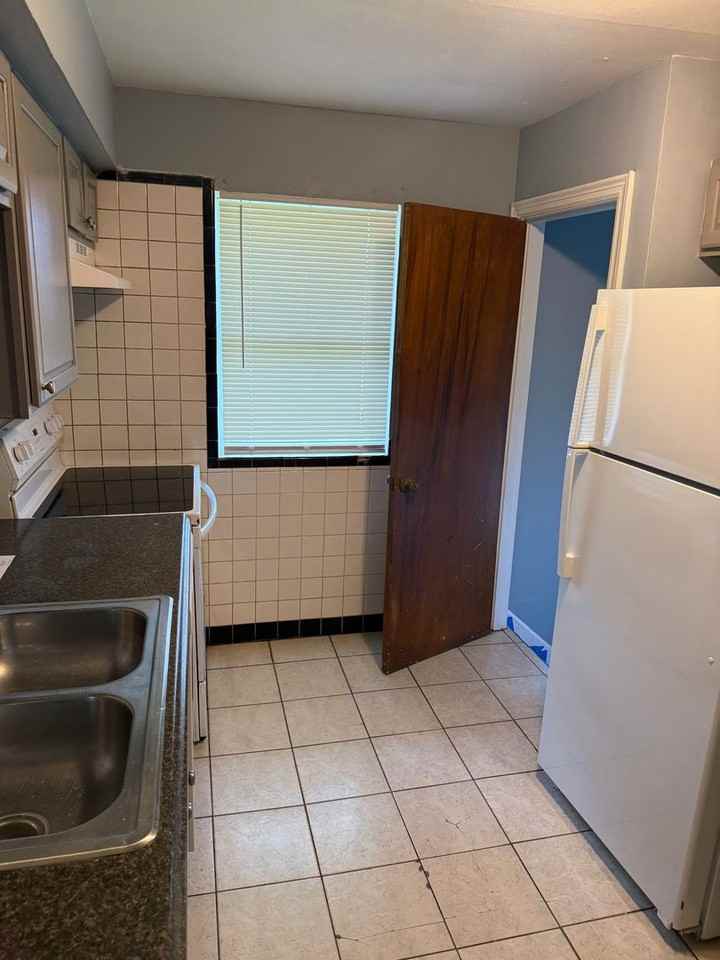 1150 Astoria Dr - Photo 4 of 17