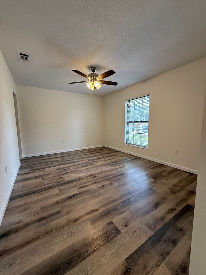 503 Virginia St - Photo 5 of 33