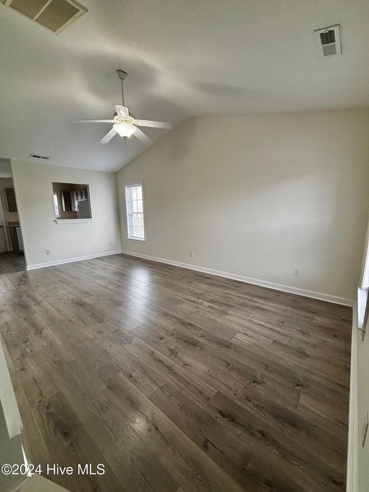 207 Ashwood Dr - Photo 2 of 16