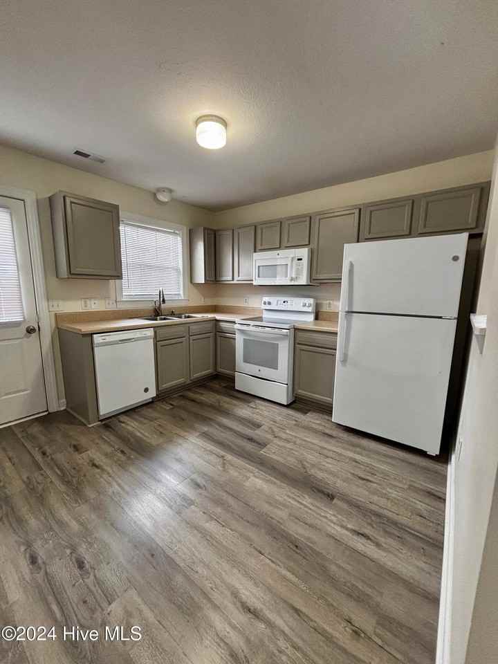 207 Ashwood Dr - Photo 3 of 16