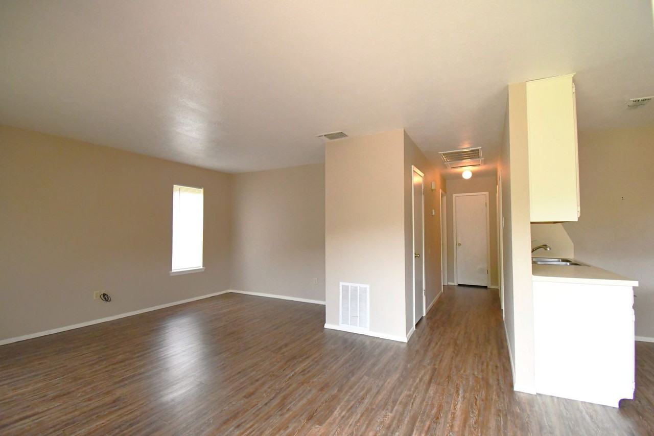 201 Parklane Dr - Photo 3 of 22