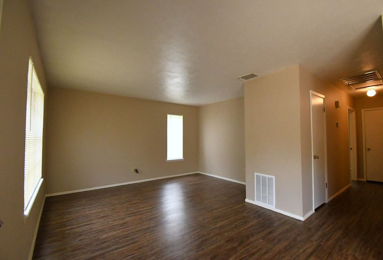 201 Parklane Dr - Photo 4 of 22