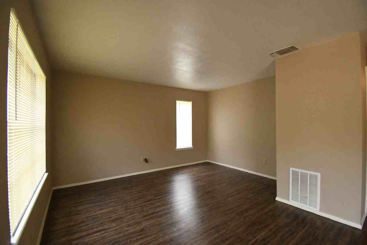 201 Parklane Dr - Photo 5 of 22