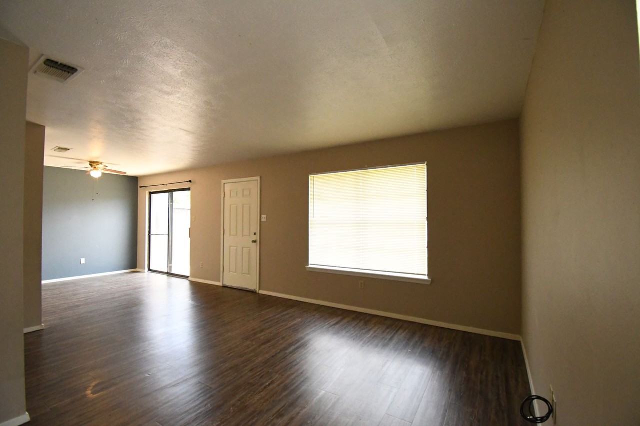 201 Parklane Dr - Photo 6 of 22
