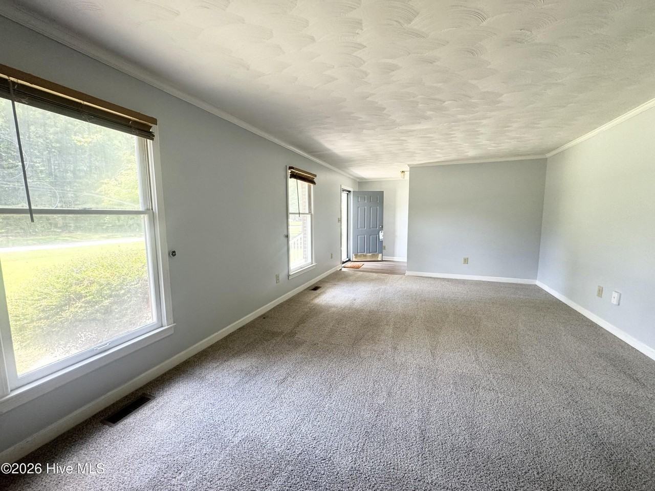 102 Hunters Trl W - Photo 2 of 18