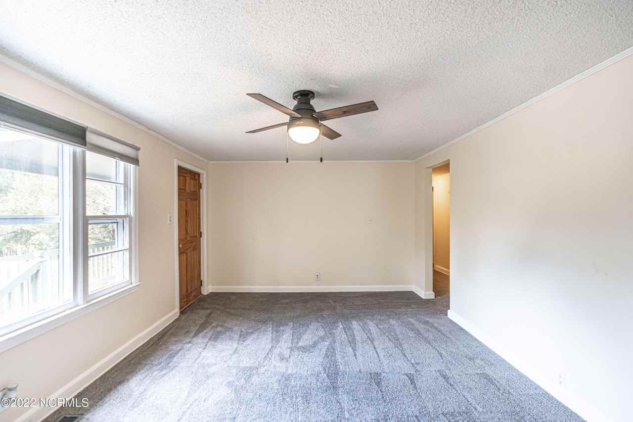 885 S Stephens St - Photo 5 of 33