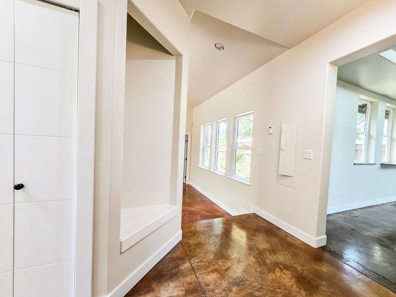 10717 State Ave - Photo 7 of 35