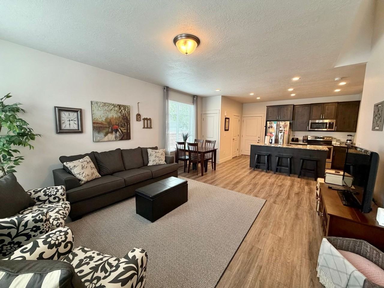 263 E Kirsten Ln - Photo 3 of 17