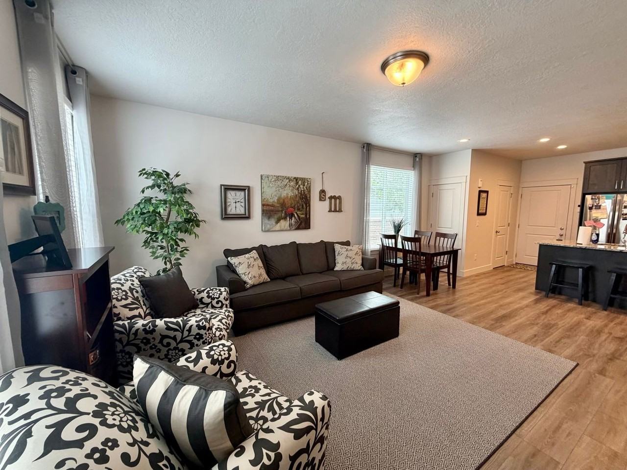 263 E Kirsten Ln - Photo 4 of 17