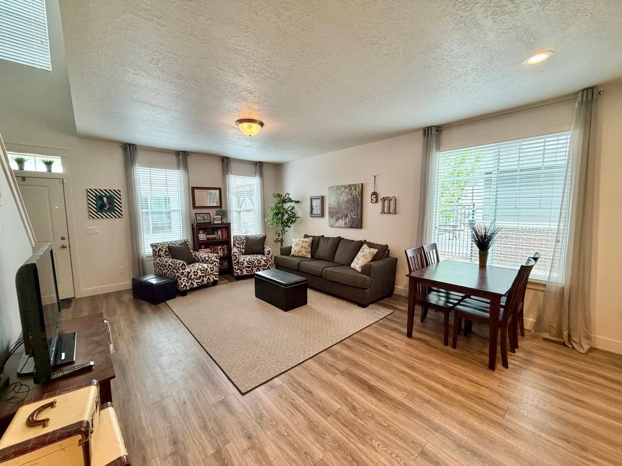 263 E Kirsten Ln - Photo 5 of 17