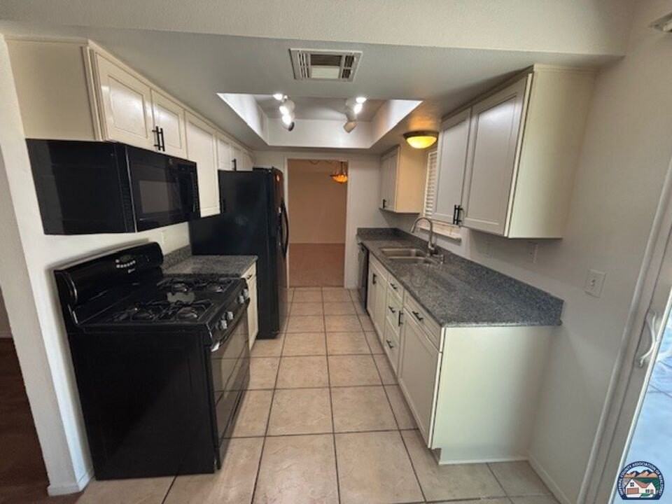 2150 W Hamilton Ave - Photo 7 of 20