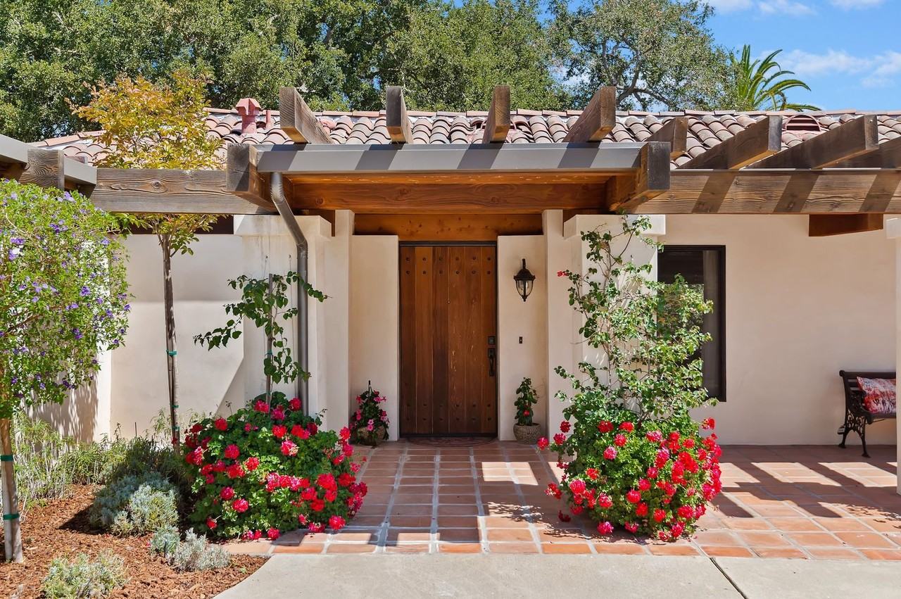 525 Las Palmas Dr - Photo 4 of 48