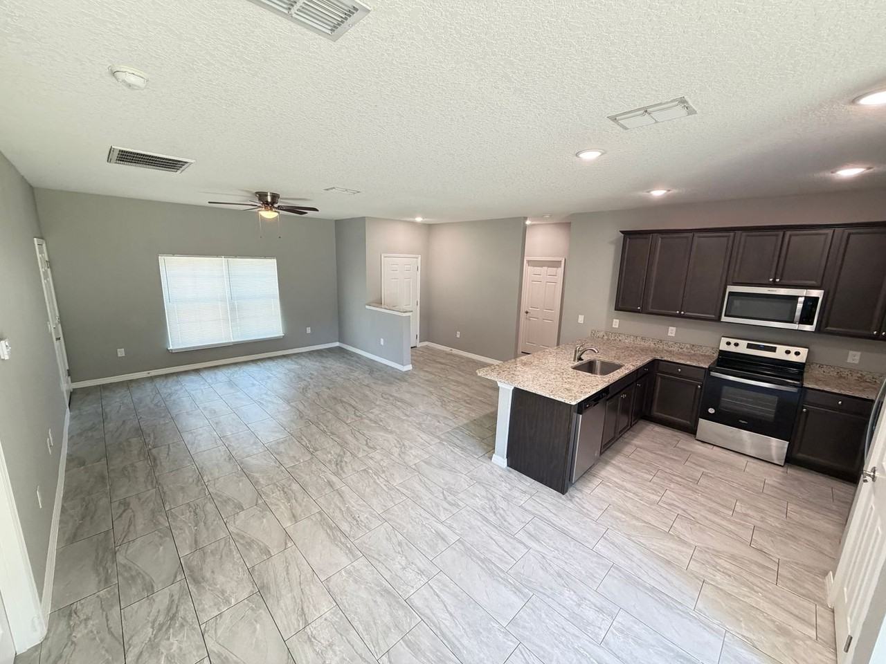 130 Dailey St Se - Photo 3 of 31