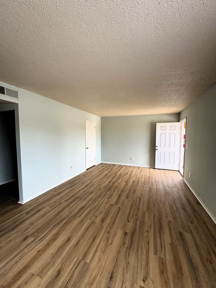 2226 Jonathan Dr Nw #C - Photo 3 of 15