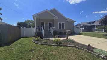 featured image of 402 Gloucester Ave