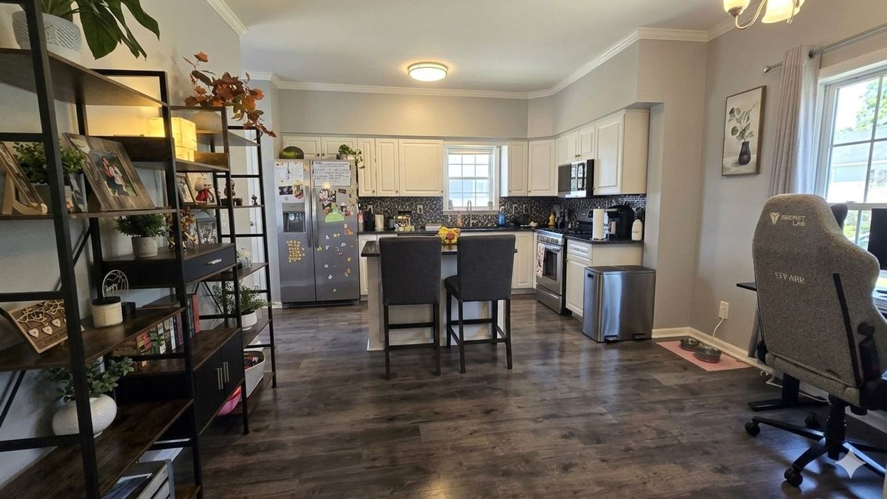 402 Gloucester Ave - Photo 3 of 23