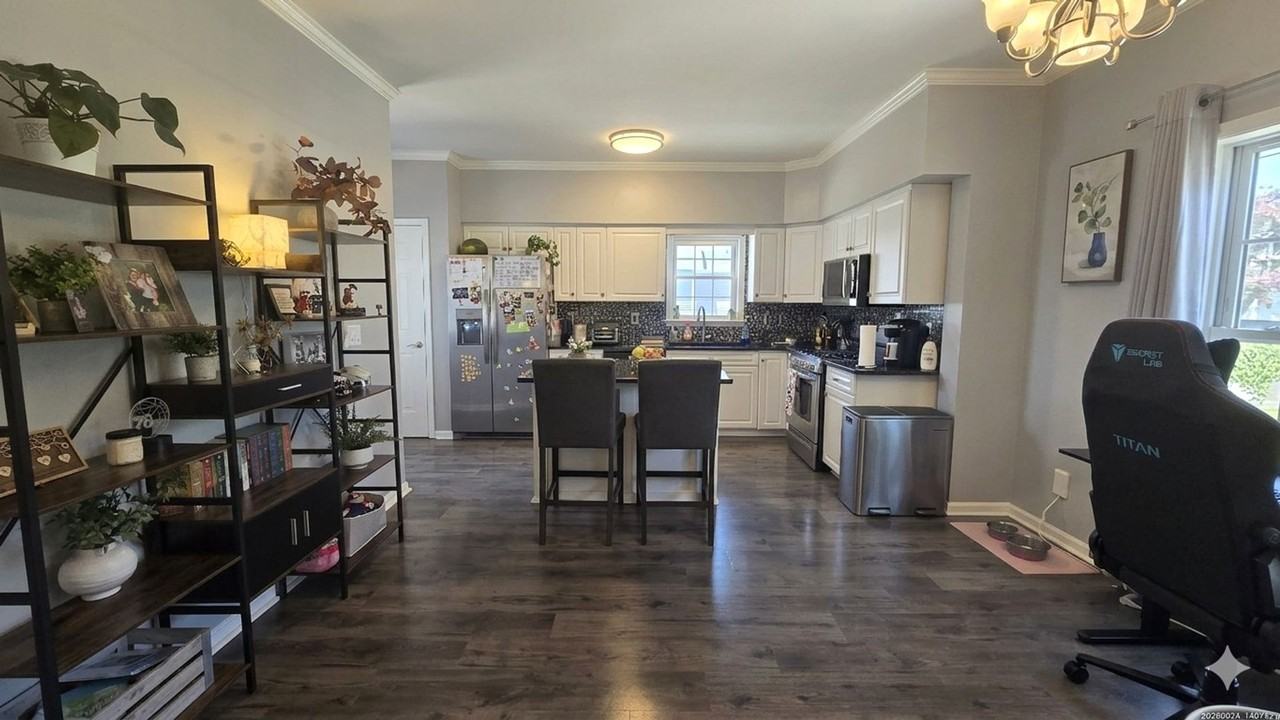 402 Gloucester Ave - Photo 4 of 23
