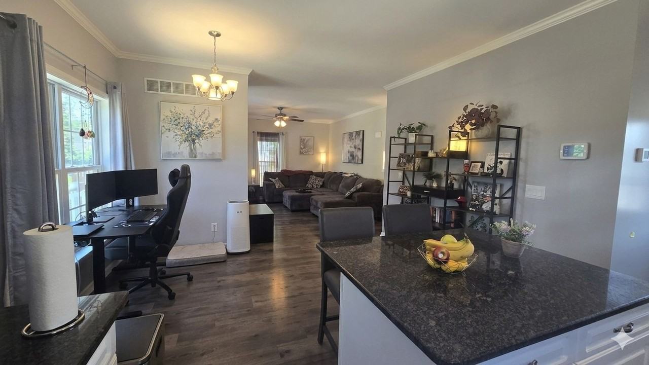 402 Gloucester Ave - Photo 6 of 23