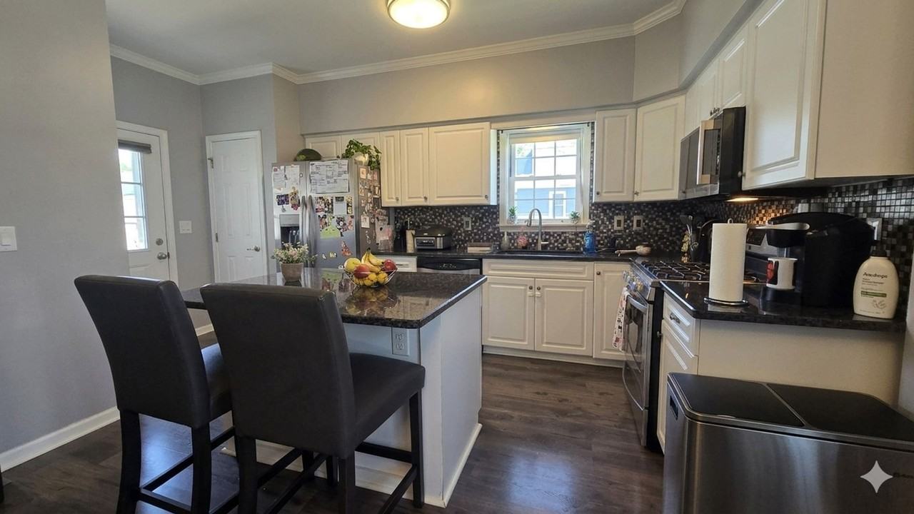 402 Gloucester Ave - Photo 7 of 23