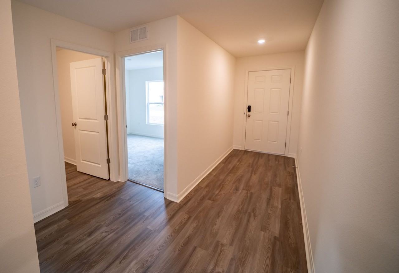 1860 Grand Ridge St - Photo 3 of 24
